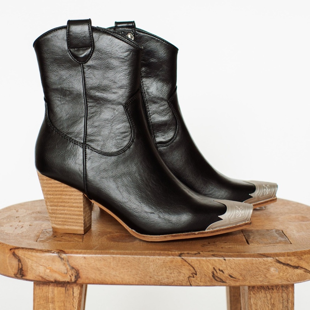 Dakota Black Western Boots size 8